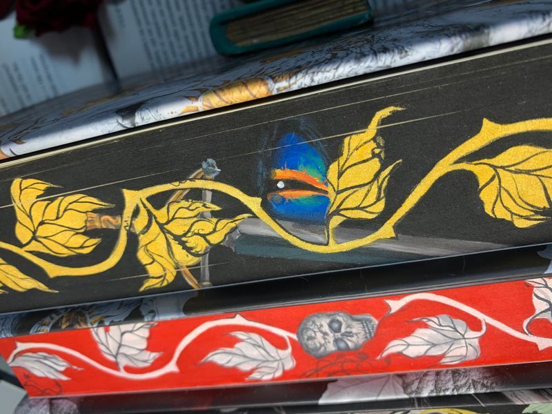Уцінка серія книг Плоть і вогонь з екслюзивним зрізом 978-1952457647 фото